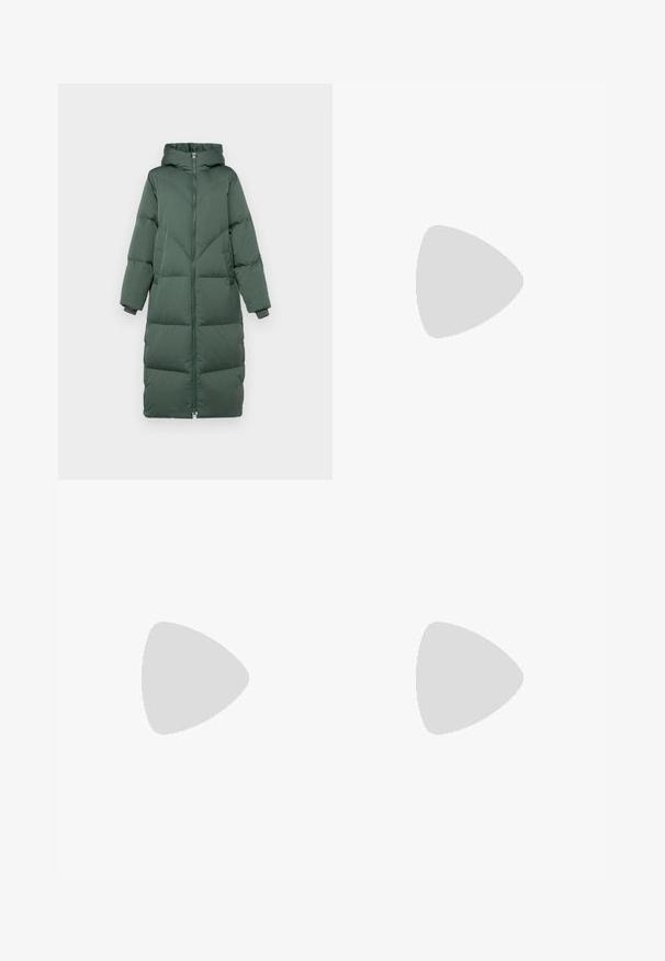 Lang grønn pufferjakke med hette, som har glidelås foran, vide ermer og quiltepartier for isolasjon. Glatt, matte tekstur.; Svart kortermet topp laget av glatt materiale, med en peplum-design og en belted midje med to runde knapper i sølvfarge.; Lys grønne, vide bukser med en tætsiddende, high-waisted design, der har et bånd i taljen og to forlommer. Glat stofstruktur.; Sorte lakk lær slingback hæler med spiss tå, et avrundet utskjæringsdesign og blokkheel. Har en gulltone spenne som detalj.