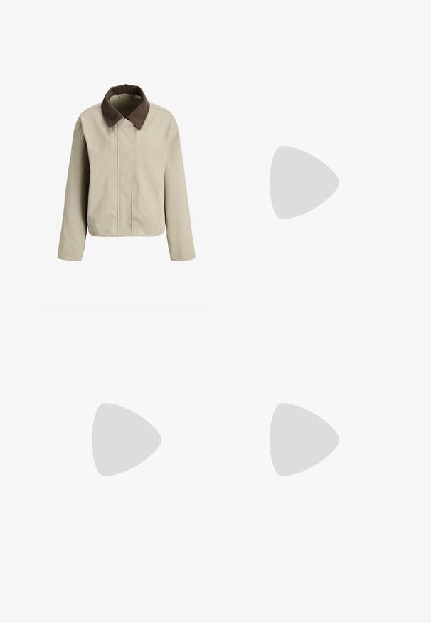 Beige jakke med en brun fløjlskrave, lynlås foran og lange ærmer. Glat tekstur med en afslappet pasform og minimal detaljering.; Sort kortærmet top lavet af glat stof; har en draperet halsudskæring og en asymmetrisk kant, med en tætsiddende pasform.; Bredbenede bukser i en lys cremefarve. Fremstillet af et glat stof med plisseringer foran og sidelommer.; Sorte patenterede hælsandaler med firkantet tå, ankelremme og sølvspænder. Har en chunky blokHæl for stabilitet.