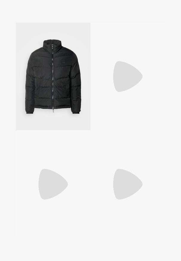 Veste en duvet noire avec un col montant, fermeture éclair, texture matelassée et un patch logo sur la poitrine. Comprend des poignets élastiques et des poches latérales.; Deux chemises à manches courtes : l'une noire unie, l'autre blanche avec des rayures verticales noires. Les deux ont des boutons et un col classique.; Pantalon en denim gris clair avec une coupe droite, cinq poches et une fermeture à bouton. Coutures visibles le long des coutures.; Mocassins en cuir noir à bout arrondi, avec un design cousu, une semelle plateforme basse et une semelle en caoutchouc texturée et crantée.