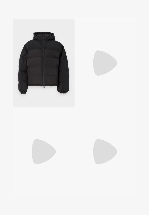 Sort pufferjakke med hætte, lynlås foran, elastiske manchetter og en boxy form med quiltede sektioner for isolering.; Hvid bomulds t-shirt med et sort "CK" logo og teksten "Calvin Klein Jeans", korte ærmer og en klassisk rund halsudskæring.; Blå denimjeans med slim fit, mellemhøj talje, femlomme-design, falmet vask og let slidmærker foran og bagpå.; Sorte vandresko med et lagdelt design, tekstureret stof og gummisål, med forstærkede områder og snørebånd foran.