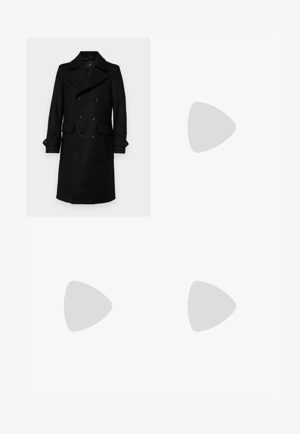 Belstaff MILFORD COAT - Klasisks mētelis - black; Garums piedurkņu baltā kokvilnas krekls ar apaļu dekoltē, sānu šķēlumiem apakšā un gludu tekstūru, redzams no aizmugures.; Gai zilas džinsu bikses ar taisnām kājām, piecām kabatām, pogu aizvēršanu, minimālu izbalēšanu un kontrastējošiem šuvju elementiem.; Baltie sporta apavi ar gludu ādas virsu un zemu profilu. Iezīmējas ar noapaļotu purngalu, sešām acīm un teksturētu gumijas zoli.