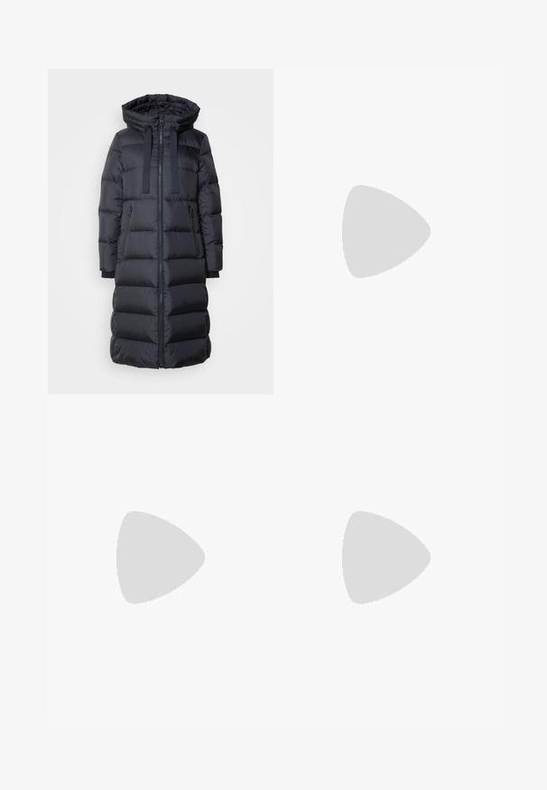 Marc O'Polo LONG COAT FEMININE SHAPE WITH HOOD - Puhovka – plašč - deep blue sea; Svetlo bež majica s kratkimi rokavi, izdelana iz mehkega bombaža. Ima okroglo ovratnico in ohlapen kroj z zvitimi manšeti. Minimalističen dizajn.; Črne široke hlače s visokim pasom, gumbnimi detajli na pasu in sprednjimi gubami.; Črne semiš škornje do kolen z blok peto, s koničastim nosom in gladkim, brezšivnim dizajnom na enostavni svetli podlagi.