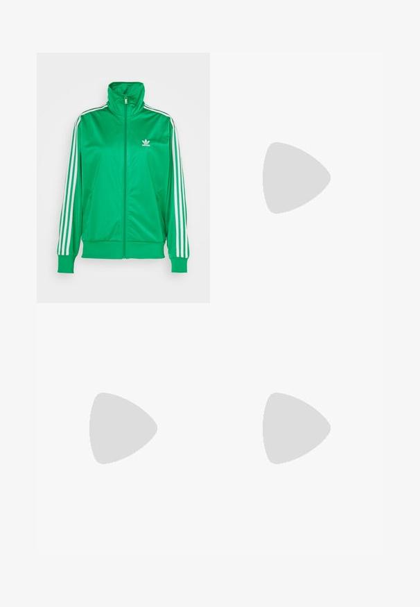 Grön zip-up jacka i slät polyester. Har hög krage, vita ränder på ärmarna och en liten vit logga på bröstet.; En enkel vit t-shirt i bomull med rund halsringning, korta ärmar och en avslappnad passform. Slät textur utan mönster eller detaljer.; Gröna satinpants med avslappnad passform, med gula randdetaljer och en broderad logotyp på vänster sida. Elastisk midja.; Svarta sportskor med glänsande och nätliknande texturer, med en tjock sula och snören, kombinerat med lösa olivgröna cargobyxor.; Svarta rektangulära glasögon med klara linser, med rundade kanter och sidodetaljer, med en blank yta på bågarna och armarna.; Svart läderhobo-väska med en mjuk, böjd form. Har ett brett handtag på toppen och samlingar vid botten för en slapp textur.