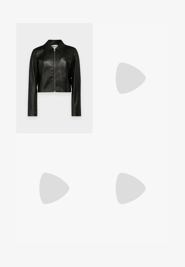 ONLY ONLAMILI - Jacka i konstläder - black; Två ärmlösa ribbade polotröjor i svart och vitt, med en figursydd design och slät textur, i en kortad längd.; Svarta skräddarsydda byxor med rak skärning, med en slät yta och utan synliga mönster. Standardmidja och en ren finish.; Svarta läderplattformsläderskor med rund tå och bred rem över vampen. Har en kraftig, fyrkantig klack och en slät yta.