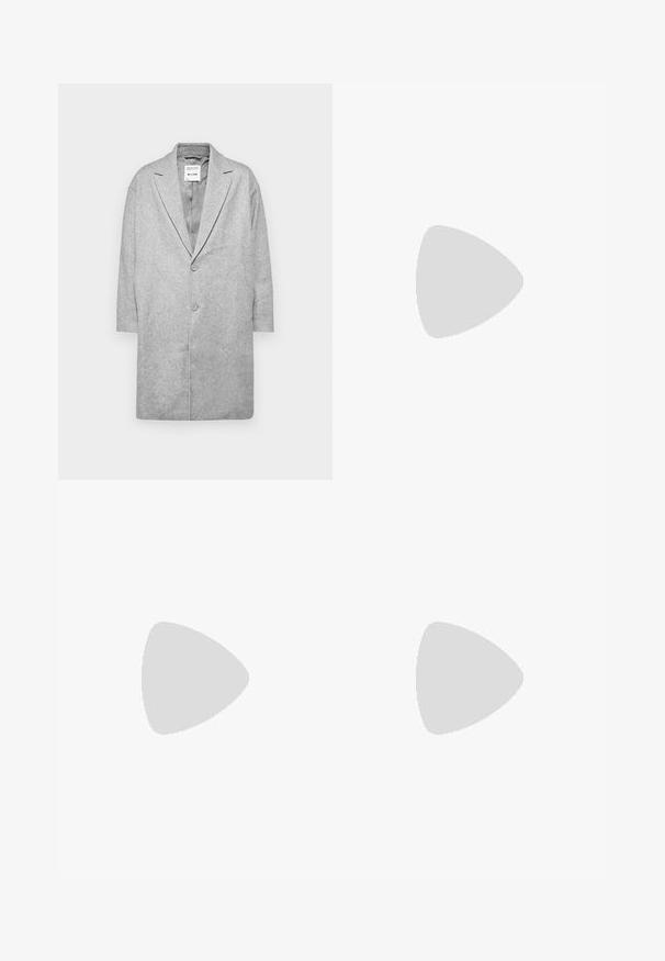 Cappotto grigio in misto lana con colletto a punta, chiusura a doppio bottone e maniche a tre quarti. Texture liscia con un design minimalista.; Camicia a maniche lunghe a righe blu e bianche con colletto classico, bottoni frontali e orlo arrotondato. Realizzata in un tessuto leggero.; Jeans in denim azzurro chiaro con vestibilità ampia, design a gamba dritta, cinque tasche e chiusura con bottone in vita. Texture liscia.; Scarpa nera in pelle con lacci, dotata di una soletta in gomma nera spessa e seghettata e cuciture gialle lungo il bordo, con una finitura liscia.