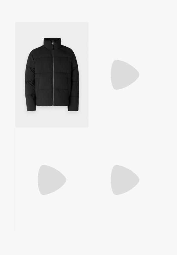 Črn napihnjen jopič z visokim ovratnikom, sprednjim zadrgo in prešito strukturo. Narejen iz gladkega, izoliranega materiala.; Črna bombažna majica s krojačkom izrezom, kratkimi rokavi in sproščenim krojem. Gladka tekstura in brez vidnih vzorcev ali poudarkov.; Črne hlače iz gladkega materiala, s krojem ravne noge, dvema sprednjima pregiboma in standardnim pasom z zankami za pas.; Črne semiš teniske z zaobljenim nosom, vezanjem spredaj in belim gumijastim podplatom. Preprost dizajn z minimalnimi akcenti in gladko teksturo.