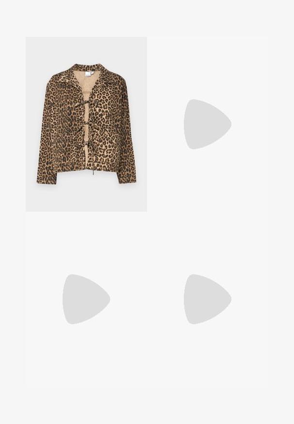 Jakna s printom leoparda, mekani materijal, kutni oblik, dugi rukavi, ovratnik, zatvaranje na vezanje sprijeda, topli tonovi smeđe i crne, glatka tekstura.; Bijela skraćena majica od rebrastog materijala. Ima okrugli izrez i kratke rukave. Crni izvezeni "cK" logo na prsima.; Crni traper šortsevi s ravnim krojem, pet džepova i zatvaranjem na srebrni gumb. Glatka tekstura s minimalnim detaljima šavova.; Bež sportske cipele s mrežastim i sintetičkim prekrivačima, sa teksturiranom površinom, ojačanim okovratnikom i "ABZORB" jastučićem na peti.; Crna kožna torba u obliku kante s zatvaranjem na vezicu, koja na prednjoj strani ima sjajni "CK" logo i zlatne metalne detalje.