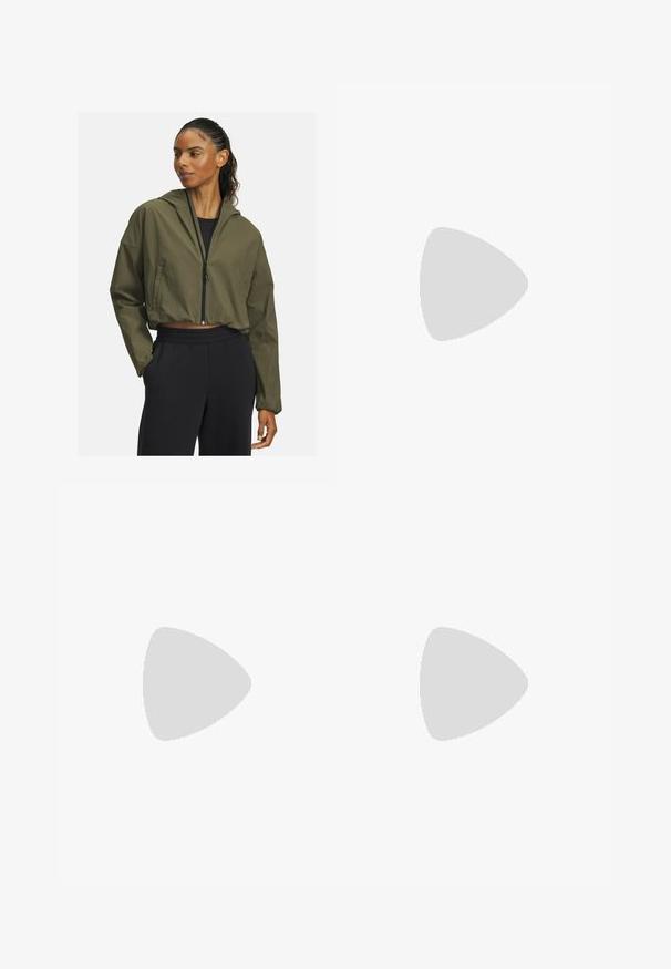 Kort, olivgrön jacka med huva, med en dragkedja fram och långa ärmar. Matchad med svarta, joggingsbyxor med elastisk midja.; Vit linne med tunna axelband, v-ringad design och figurnära silhuett. Slät textur, minimal detaljer, bärs med svarta leggings.; Höga marinblå leggings tillverkade av stretchy tyg, med en mjuk yta och en åtsittande design. Bärs med vita och svarta sportskor.; Vitaid idrottssko med mesh-överdel, snörning och texturerad sula. Diskret branding och sömlösa konstruktionsdetaljer synliga.