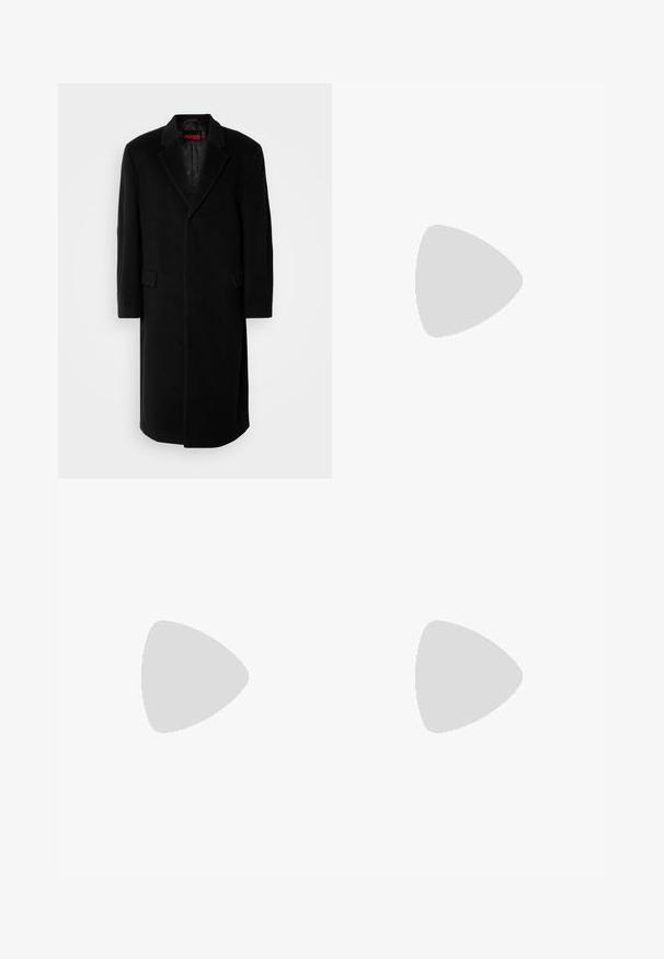 HUGO MALD - Palton clasic - black; Pulover negru cu guler înalt, realizat dintr-un material moale, cu mâneci lungi și o croială ajustată. Tiv și mansete cu margine ondulată. Design simplu.; Pantaloni gri deschis cu o textură netedă, față plată și picioare drepte. Realizați dintr-o țesătură respirabilă, cu buzunare interioare și brâie.; Pantofii din piele neagră, cu șireturi, au vârful rotunjit, o textură netedă, cusături minime și un toc de cauciuc scăzut. Logo pe toc.
