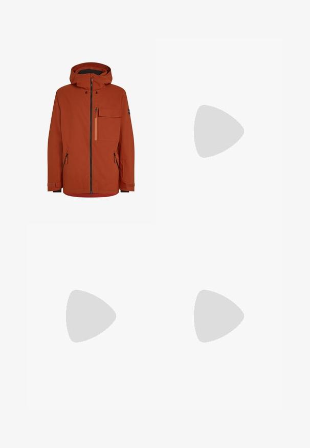 Červená vonkajšia bunda s kapucňou, so zipsom na prednej strane, viacerými zipsovými vreckami a nastaviteľnými manžetami na rukávoch. Hladká, vodeodolná tkanina.; Biela bavlnená tričko s krátkymi rukávmi, okrúhlym výstrihom, uvoľneným strihom a žiadnymi viditeľnými logami alebo vzormi. Hladká textúra a minimálny dizajn.; Čierne jogger nohavice z mäkkej tkaniny, vybavené elastickým pásom s šnúrkou, ribbovanými manžetami a malým logom na ľavom stehne.; Sivé a biele tenisky s vrchom z semišu a kože, zaoblenou špičkou, plochými šnúrkami a gumovou podrážkou s akcentom vo farbe gumy.