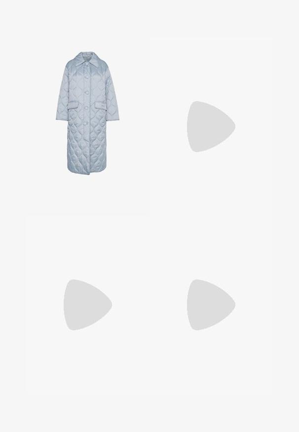 Barbour BARBOUR THE EDIT BY ALEXA AMY QUILTED JACKET - Winter coat - ice blue; White cotton T-shirt with a crew neck, short sleeves, and subtle yellow logo design reading "HILFIGER NEW YORK 1985." Standard fit.; Tommy Hilfiger WIDE LEG - Wide Leg - ecru; Tommy Hilfiger BLOCK THONG FLAT - T-bar sandals - newsprint