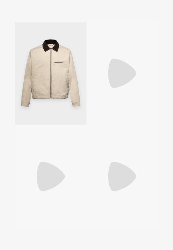 Abercrombie & Fitch CROPPED  - Jachetă de vară - reimagined stone; Tricou alb cu mânecă scurtă, având text roșu "Studio Originals Edition" pe partea stângă a pieptului, expus pe un fundal gri neutru.; Pantaloni negri din denim cu croială dreaptă, design cu cinci buzunare și închidere frontală cu nasture. Textură netedă cu detalii de cusătură minime.; Tenisi albi slip-on cu o suprafață texturată, talpă groasă și un design minimalist. Prezintă logo-ul brandului pe lateral.