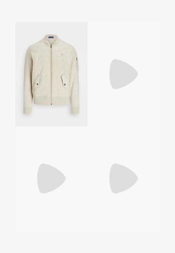 Lys beige bomberjakke, quiltet front med glatte kremfarvede ærmer, to frontlommer med klapper, lomme med lynlås på ærmet, ribbede manchetter.; Cremefarvet langærmet polo sweater med krave, tre knapper, ribbede manchetter og kant, med et lille navy logo på brystet.; Beige bomuldsbukser med lige pasform, der har bæltesløjfer, glat front og skræddersyede søm. Glat tekstur og minimal detaljer.; Brune læder bådsko med snørebånd, gyldne øjer og cremefarvet gummisål. Designet med et hævet sy mønster på tåen.