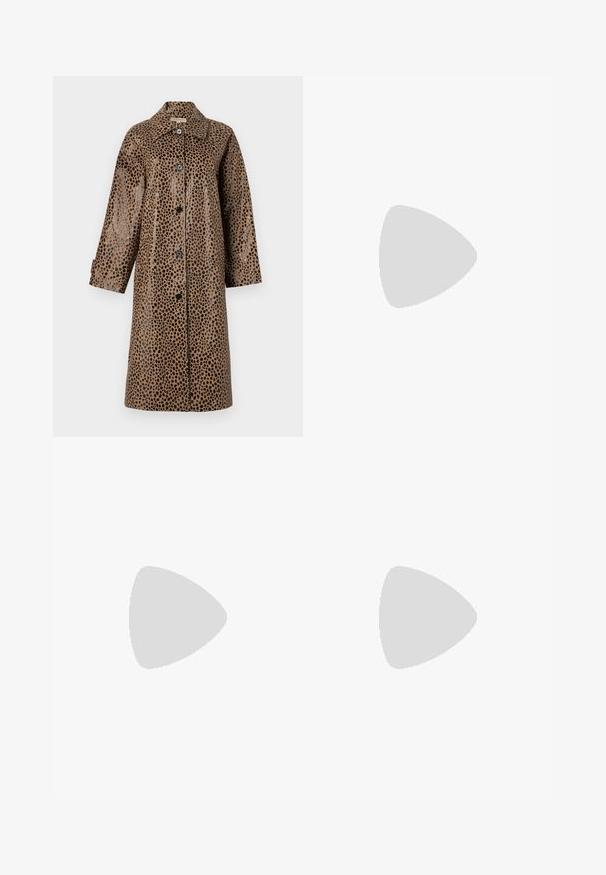 Brun leopardmönstrad kappa med en glansig textur, med krage, långa ärmar och svarta knappar längs framsidan.; Svart bomullsblandad t-shirt med rund hals, korta ärmar och en avslappnad passform. Etiketten visar "WEEKDAY" på insidan av halsen.; Svarta vida byxor i släckt tyg. Har en framfåll, knappstängning och en skräddarsydd midja för en strömlinjeformad passform.; Blå och silverfärgade träningsskor med en strukturerad ovandel, perforeringar och en böjd sula med metalliska dämpningselement. Svart logotypaccent.