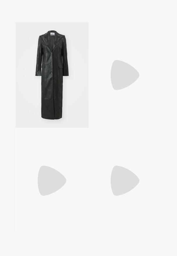 Weekday NANCY COAT - Klassinen takki - shiny black; Musta puuvillapaita lyhyillä hihoilla, jossa on pieni vaaleanpunainen perhosgrafiikka vasemmassa rinnassa. Pyöreä kaula-aukko ja rento istuvuus.; Mustat leveälahkeiset housut, jotka on valmistettu sileästä kankaasta. Niissä on edessä vetoketju ja kaksi sivutaskua, ja niiden muotoilu on räätälöity ja minimalistinen.; Mustat alustossut, joissa on paksut, uritetut pohjat ja useita hihnoja, varustettuna metallisilla soljilla ja sileällä nahkamaisten materiaalien pinnalla.; Musta nahkainen hobo-laukku, jossa on sileä pinta, kaareva muoto ja yksi säädettävä olkahihna; sisäänkäynti on leveä ylhäältä.