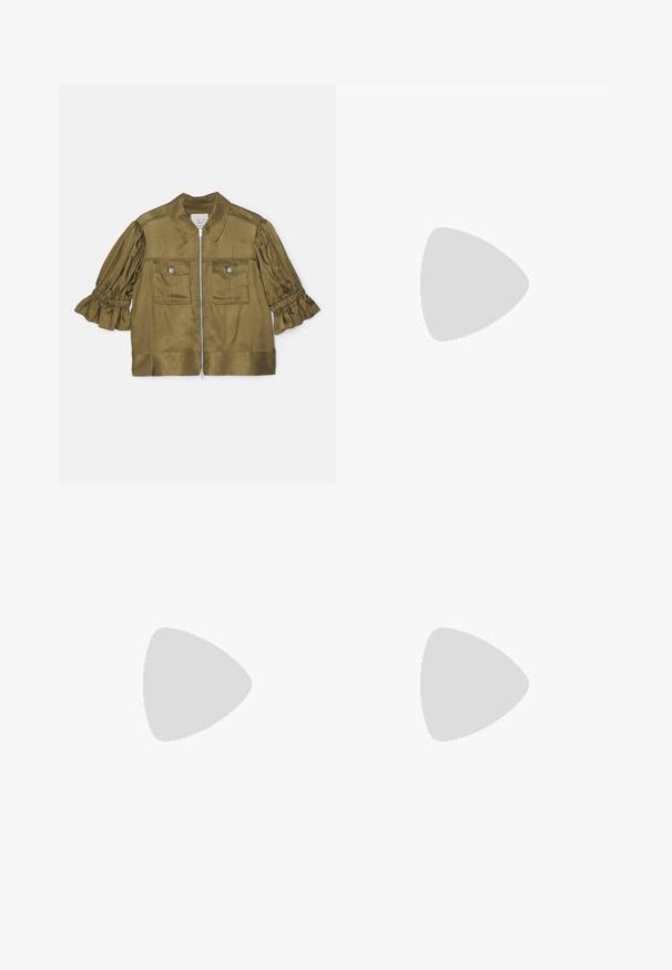 Olive zaļas satīna jaka ar īsām, pūkainām piedurknēm, ruffles pie piedurknēm, divām krūšu kabatām un priekšu ar rāvējslēdzēju.; Filippa K BRAID - Džemperis - black; Melnas bikses, izgatavotas no gludas auduma, ar augstu vidukli, platiem bikšu galdniekiem, priekšējiem krokām un klasiskām jostu cilpām. Sānu kabatas nav redzamas.; Melnas ādas baleta kurpes ar norādīto pirkstu un sānu siksniņu, kurai ir apaļš zelta akcents. Vieglas ar plakanu zoli.