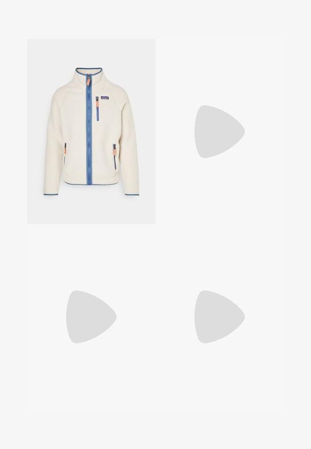 Patagonia RETRO - Jachetă din fleece - dark natural white/utility blue; Tricou gri cu mânecă scurtă, fabricat dintr-un material moale și texturat, având un mic logo al brandului Patagonia în culoare albastră pe pieptul stâng. Fără modele suplimentare.; Pantaloni negri închis dintr-un material rezistent, cu un buzunar cu fermoar, croială dreaptă și bucle pentru curea pentru ajustarea potrivirii.; Adidași impermeabili maro, cu un superior texturat, accente perforate, suport pentru călcâie negru și o talpă din cauciuc gri. Șireturile au vârfuri metalice.