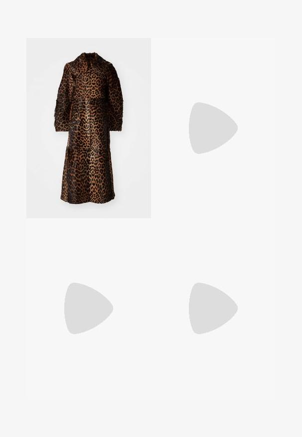 By Malene Birger RAFAIA - Abrigo de invierno - brown; Camiseta de color crema, hecha de algodón suave y ligero, con mangas cortas y cuello redondo. Sin patrones ni acentos visibles.; Pantalones de pierna recta color crema con una cintura elástica, textura suave y sin patrones visibles ni herrajes.; Sandalias de tacón en color beige con diseño de tira en T, puntera cuadrada, correa ajustable en el tobillo y un tacón bajo y cuadrado. Material de cuero suave.