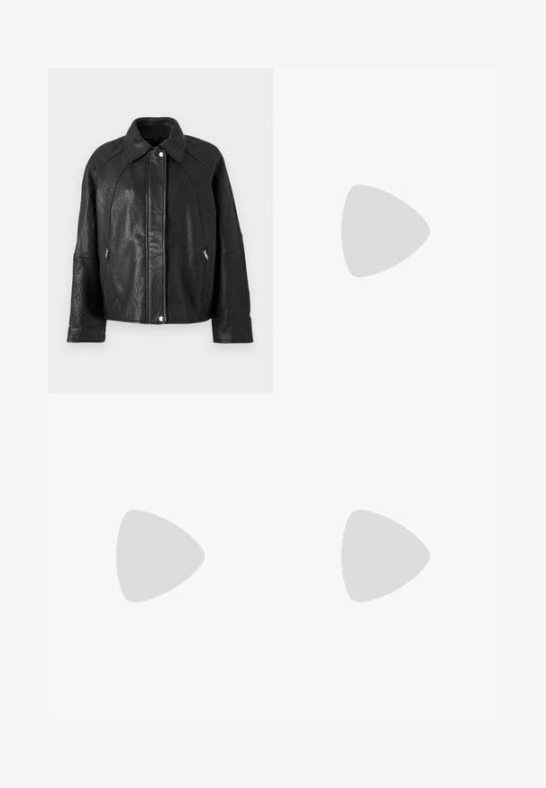 Svart skinnjacka med texturerad yta, som har krage, blixtlås fickor och framträdande sömdetaljer.; Vit kortärmad T-shirt, korta vida ärmar, mjukt bomullsmaterial, rund halsringning med subtila orange detaljer, minimal design, inga mönster eller grafik.; Ljust blå denimjeans med hög midja, vida ben, två sidofickor och veckad design. Mjuk textur med en blekt finish.; Blå mockaskor med platt sula, med en stickad design längs kanterna och en dekorativ metallaccent framtill.