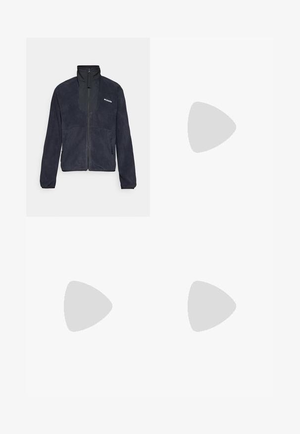 Giacca in pile blu scuro con colletto alto, zip completa e due tasche laterali. Presenta una texture liscia e un logo sulla parte superiore sinistra.; T-shirt grigio a maniche corte realizzato in morbido tessuto traspirante. Presenta un collo tondo e un piccolo logo bianco nella parte superiore sinistra.; Pantaloni neri aderenti realizzati in materiale flessibile. Presentano una tasca laterale con zip, ginocchia articolate e una texture liscia.; Stivale da trekking nero con design a metà altezza, dotato di una tomaia texturizzata, accenti grigi e suola in gomma resistente con tasselli per la trazione.