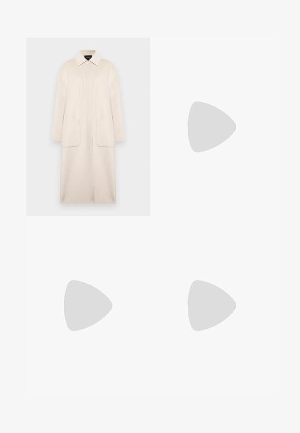 Cappotto in lana beige con colletto, chiusura frontale con bottoni, due tasche grandi e maniche a lunghezza gomito. Silhouette semplice e dritta.; Camicia bianca a maniche lunghe e taglio corto in cotone. Presenta una chiusura con bottoni sul davanti, una tasca sul petto e un piccolo logo nero in basso a sinistra.; Pantaloni larghi marroni realizzati in un tessuto morbido, con chiusura frontale con bottone, due tasche anteriori e linee pulite e sartoriali.; Scarpa slingback in pelle nera con punta appuntita, con un dettaglio intrecciato e un design superiore plissettato. Suola piatta con hardware minimale.