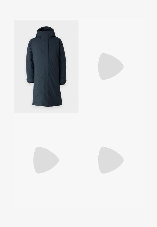 Save the duck RODERICK - Parka - blue; Zilas kokvilnas T-krekls ar klasisku apaļu kaklu, īsām piedurknēm, brīvu piegriezumu un diviem maziem apdrukātiem logo uz krūtīm. Gluda tekstūra.; Baltas džinsu audums ar taisnu kāju, pogu un rāvējslēdzēja aizdari, piecu kabatu dizainu un bez redzamām rakstiem vai akcentiem.; Melnas zemas ādas sporta kurpes ar melnām auklām un off-white zoli, rādītas no sānu profila uz baltā fona.