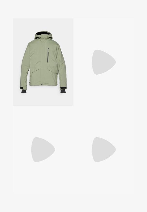 Heleda roheline, veekindel jakk kapuutsiga, millel on lukuga rinna(tasku) ja kaks ettepoole klappidega taskut. Pehme, tekstureeritud kangas.; Pikkade varrukatega valge puuvillane t-särk ümmarguse kaelusega, laia lõikega ja soonikute otstega. Üksildane disain, ilma graafika või mustriteta.; Heledad sinine teksapüksid sirge lõikega, nelja tasku, lukuga ja kullakarva õmblustega.; Bež nubukist kingad, millel on paelad, õmblustega detailid ja kummist tald. Kujundus on lihtne, kergelt kallakuga kannaga.