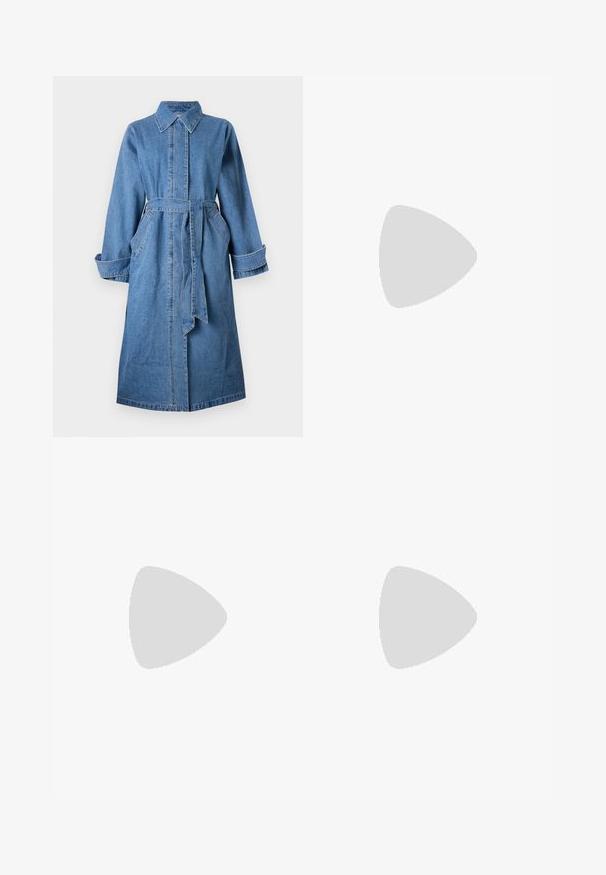 Denim plašč v svetlo modri barvi. Ima ovratnik, dolge rokave, pas za poudarjanje pasu in dve sprednji žepu.; Črna oversized majica s kratkimi rokavi, na kateri je grafika medveda z besedilom „NI SRČKAN VKLJUČNO Z DIVJIM“ v poudarjenem belem tisku. Material: bombaž.; Svijetloplave traperice visoki struk. Imaju široke nogavice, dva poderana područja na koljenima i klasičan petotoksi stil.; Beli visoki platneni športni čevelj z črnim gumijastim podplatom, sprednjim gumijastim zaščitnikom za prste in šestimi luknjicami za vezalke, ki se ponaša s preprostim, minimalističnim dizajnom.