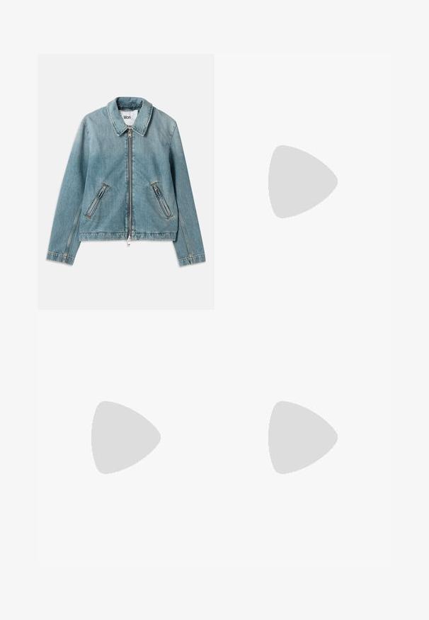 Světle modrá denimová bunda se zipem vpředu, špičatým límcem a dvěma zipovými kapsami. Obsahuje prošívané detaily a zkrácený střih.; Šedé tričko s krátkým rukávem vyrobené z jemné, lehké látky. Rovný lem, klasický design s kulatým výstřihem a jemná melírovaná textura.; Modré džíny z denimové látky se střihovým návrhem rovného nohavice, v klasickém pětikošilkovém stylu, s akcenty prošití a mírně vybledlým povrchem.; Hnědé sukové kotníkové boty s špičatou špičkou, nízkým blokovým podpätkem a poutkem na zadní straně pro snadné obouvání. Hladká textura a jednoduchý design.; Černé plastové sluneční brýle se zelenými skly, čtvercové obroučky, stříbrný detail na obočí a texturované stranice. Značka uvedená na vnitřní straně stranic.