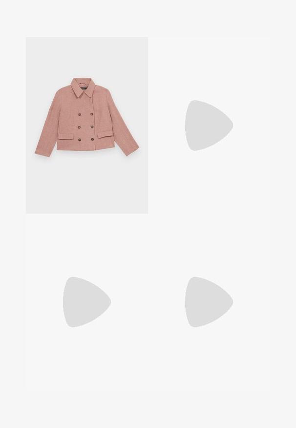 Roza dvoredna jakna iz teksturirane tkanine, ki ima ovratnik, dve sprednji žepki in rjave gumbe kot dodatke.; Kratek rokav, prugast top v kremni in mornarsko modri barvi, z okroglim izrezom in kvadratnim dizajnom ter teksturirano tkanino.; Široke jeans hlače v off-white denim tkanini. Visok pas z gumbnim zapiranjem, dvema sprednjima žepoma in detajli kontrastnega šivanja.; Bež in zlati platformni športni copat z vzorcem "MK", zvezanjem spredaj, zlatim obeskom in debelim valovitým podplatom na enobarvnem ozadju.