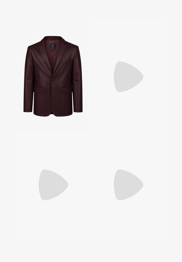 Bordeaux leren blazer met een gladde textuur, enkele knoopsluiting, notch revers, en één borstzak en twee voorzakken. Voering in de binnenkant.; BOSS LIAM - Overhemd - black one; Beige chinos van een textuurstof, met een vlakke voorkant, standaard taille en taps toelopende pijpen, ontworpen met zakken aan de voorkant en een nette afwerking.; Donkerbruin suède instaploafers met een gestikte neus, een lage rubberen zool en textuuraccenten op de bovenzijde.; schildpadbril met bruine lenzen, aviatorstijl, met een slank frameontwerp en metalen accenten op de pootjes.