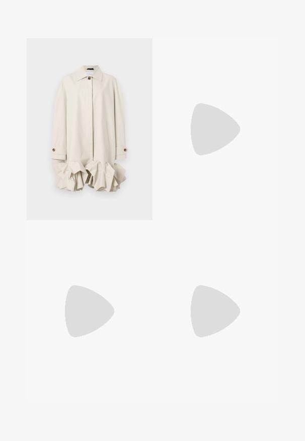 Beige Trenchcoat mit strukturiertem Design, featuring einem Rüschensaum, großem Kragen, Knopfverschluss und Seitentasche.; Cremfarbener, taillierter Pullover aus weichem, strukturiertem Material mit langen Ärmeln und rundem Ausschnitt. Minimalistisches Design, keine sichtbaren Beschläge oder Muster.; Dunkelbraune, weite Hosen mit hohem Bund, die über einen einzigen Knopfverschluss und eine gefaltete Vorderseite verfügen. Hergestellt aus leichtem Stoff.; Braune Leder-Ankle-Boots mit spitzem Zehenbereich, geschwungener Seitennaht und einzigartigem schrägem beigen Absatz. Glatte Textur, minimalistisches Design.; Dunkelbraune Lederhandtasche mit geschwungener Form, Reißverschlussverschluss und kurzem Griff. Sie verfügt über Metallbeschläge und dekorative schwarze Knöpfe an der Seite.