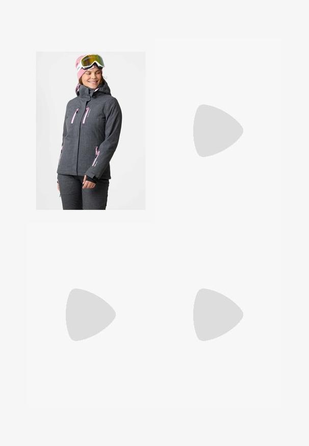 Szara kurtka narciarska z różowymi zamkami błyskawicznymi i akcentami. Posiada kaptur oraz kilka zapinanych na zamek kieszeni. Noszona z różowym beanie i goglami.; Czarna koszulka z długim rękawem z bawełny z okrągłym dekoltem. Posiada niewielkie białe logo po lewej stronie na piersi. Prosty design i fason.; Czarne nylonowe spodnie cargo z odpinanymi nogawkami, regulowanymi mankietami, wieloma kieszeniami oraz logo na prawej nogawce. Gładka, lekka tekstura.; Beżowe i kremowe buty sportowe z teksturowanej siateczki, wspierającymi nakładkami oraz gumową podeszwą z wzorem bieżnika zapewniającym przyczepność.