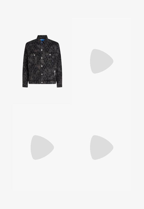 Giubbotto di jeans nero con un motivo testurizzato, accessori in metallo argentato, due tasche sul petto, etichetta blu e chiusura con bottoni.; T-shirt in cotone nero con maniche corte, caratterizzato da un logo "Calvin Klein" in rilievo sul davanti, scollatura rotonda e una vestibilità rilassata.; Pantaloni neri con una texture liscia, con taglio dritto, due tasche anteriori e chiusura con un singolo bottone in vita.; Sneaker nere in pelle con texture perforata, punta tonda e suola piatta in gomma bianca. Presentano lacci neri e un logo discreto sul lato.