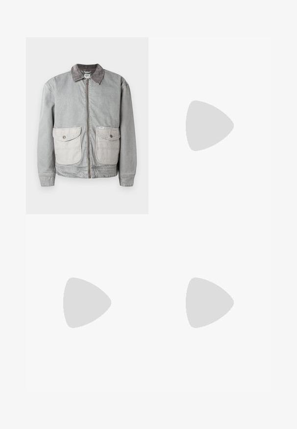 Grå denimjakke med et kordfløjlskrave, to store forlommer og en lynlåsåbning. Har en kontrasterende lysere stof til lommerne.; Lys grå sweatshirt lavet af blødt stof, med rund hals, lange ærmer og ribbede manchetter og kant. Minimalistisk design uden mønstre.; Grå bukser lavet af glat stof, med lige ben-design, knappelukning og bæltesløjfer; minimale sømme og uden mønstre.; Sorte ruskind sneakers med hvid stribe på siden, hvide snørebånd og gummisål. Klassisk lavtopdesign med teksturerede detaljer og rund tå.