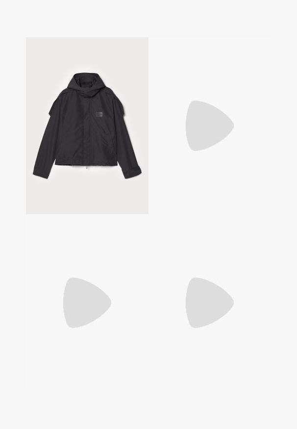 Sort jakke med hætte, lavet af glat stof. Har lynlåslukning foran, sidelommer og skulderdetaljer. Simpel design med et mærke.; Sort bomulds T-shirt med rund halsudskæring, korte ærmer og "EMPORIO ARMANI" logo i hvid over "Milano" i et buet design.; Mørkeblå denimjeans med slim fit, der har malerpletter, synlige syninger og standard fem-lommer design. Lige ben.; Sorte højtop sneakers med en kombination af læder og nubuck-materialer, teksturerede detaljer og en robust gummisål.