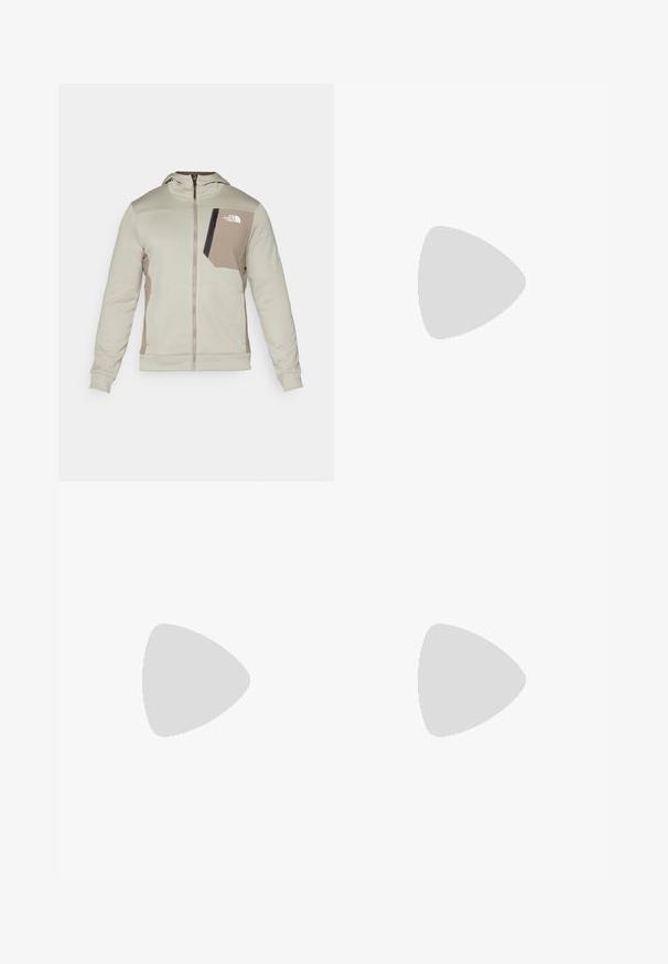 The North Face Jakna od flisa - clay grey/cavern grey; Crna majica kratkih rukava od pamuka, s okruglim izrezom i malim bijelim logotipom na gornjem lijevom dijelu prsnog koša.; Crne sportske hlače od lagane tkanine, s pojasom na vezanje, bočnim džepovima i suženim manžetama na gležnjevima.; Crne trail trkačke cipele s teksturiranim gornjim dijelom, gumeni potplat i ojačana zaštita za prste. Imaju podstavljen ovratnik i trakicu za lakše obuvanje.