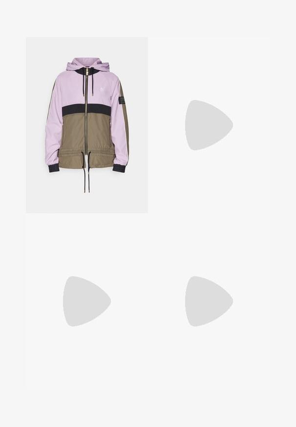 P.E Nation JACKET - Tréning dzseki - khaki; Fekete, cropped, hosszú ujjú edzőfelső sima anyagból. Fehér logó található a mellkasán, valamint csíkozott díszítések az ujjakon.; Fekete sport leggings, magas derékkal, hálós díszítéssel az alsó lábszárakon és hímzett logóval a csípőn.; Fehér sportcipő, hálós felsőrésszel, az oldalon három fekete csíkkal, textúrázott részletekkel és egy tartós gumi talppal, amelynek ellentétes fekete szakasza van.