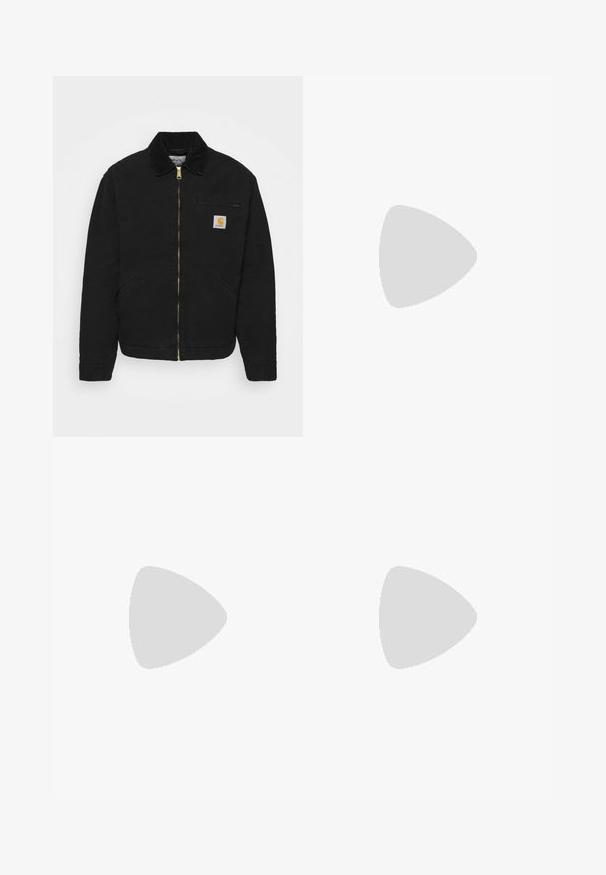 Carhartt WIP DETROIT JACKET - Talvejope - black; Carhartt WIP AMERICAN SCRIPT - Lihtne T-särk - white; Carhartt WIP SINGLE KNEE PANT - Tisleri teksad - black rinsed; Mustvalge Nike Air Force 1 tossud nahast pealsega, perforeeritud varbaga ja tekstuurse tallaga, kantud kergete beige pükstega, mille alumine serv on üles keeratud, ja valgete sokkidega.