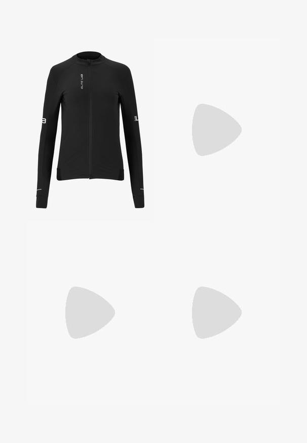 Sort cykeljakke med lange ærmer, fuld lynlås, glat tekstur, reflekterende detaljer og brandlogoer på fronten og ærmerne.; Nike T-shirt i hvid, med korte ærmer, rund halsudskæring, lavet af et glat, let stof. Har et diskret logo på brystet.; Sorte leggings lavet af strækbart materiale med en høj talje. Glat tekstur, tætsiddende design og ingen synlige dekorationer eller mønstre.; Hvide sportsko med en tekstureret overdel, polstret krave og snørelukning. Har en buet sål og diskret branding på siden.
