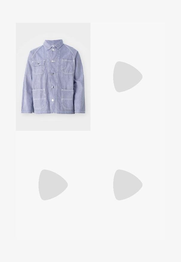 Prugasta modra in bela jakna s ovratnikom, sprednjimi gumbi, dvema prsnikoma in dvema spodnjima žepoma. Narejena iz teksturiranega blaga.; Črna bombažna majica s krojačkom izrezom, kratkimi rokavi in sproščenim krojem. Gladka tekstura in brez vidnih vzorcev ali poudarkov.; Črne hlače iz gladkega materiala, s krojem ravne noge, dvema sprednjima pregiboma in standardnim pasom z zankami za pas.; Črne superge z gladkim in strukturiranim zgornjim delom, ki vključuje gumijast podplat in temne vezalke. Uvrščene so z štručasto črnimi kavbojkami in belo črtasto majico.