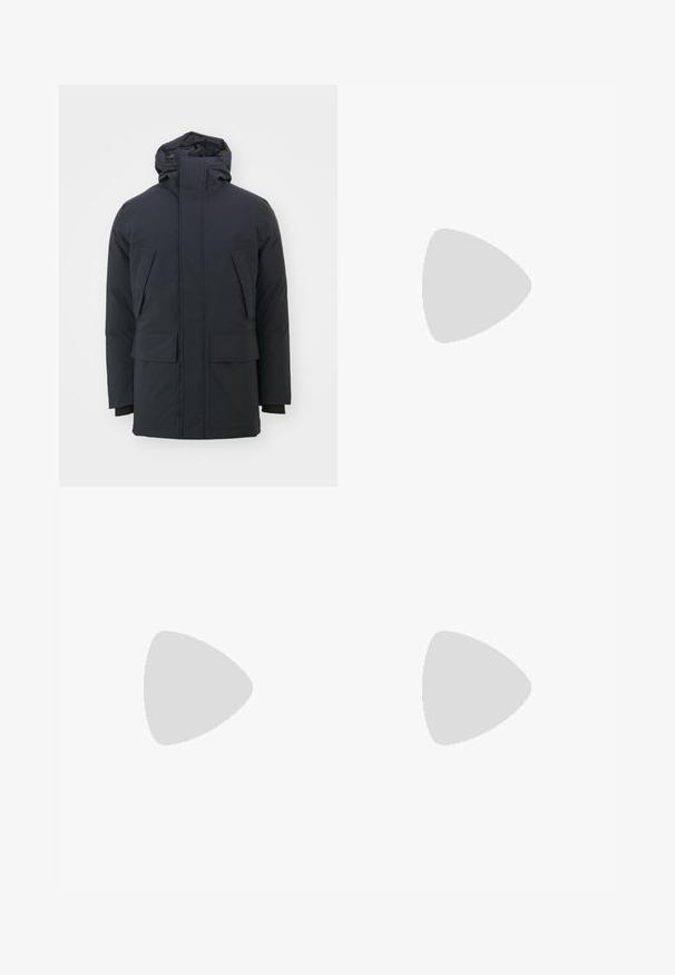 Marineblå isoleret jakke med høj krave, justerbar hætte og to store frontlommer. Glat, mat stofoverflade, lange ærmer.; Hvid kortærmet T-shirt lavet af bomuld, med rund halsudskæring og en afslappet pasform. Glat tekstur, uden synlige mønstre eller detaljer.; Et label med flersprogede tekster, pleje symboler og genbrug ikoner, trykt på et blødt stoflignende materiale i lyse farver.; Hvide lædersneakers med perforeringer, rund tå, flad sål og tykke snørebånd, med et synligt swoosh-logo og "AIR" på hælen.