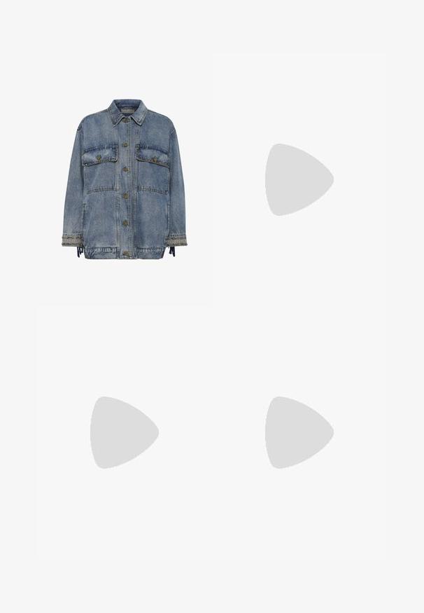 Jasnoniebieska kurtka dżinsowa z dwoma kieszeniami na piersi, mosiężnymi guzikami oraz ćwiekami na mankietach i u dołu. Charakteryzuje się luźnym krojem.; Biała bawełniana koszulka z klasycznym okrągłym dekoltem, krótkimi rękawami i dopasowanym krojem. Brak widocznych wzorów lub akcentów.; Szare dresy z elastycznym pasem, szczegóły ze sznurkiem i małym białym logo Nike na lewej udzie. Miękka tkanina, luźny krój.; Brązowy skórzany botek za kostkę z czarnym wykończeniem, złotymi oczkami i teksturowaną podeszwą. Posiada okrągłe logo z boku oraz akcenty w postaci przeszyć.