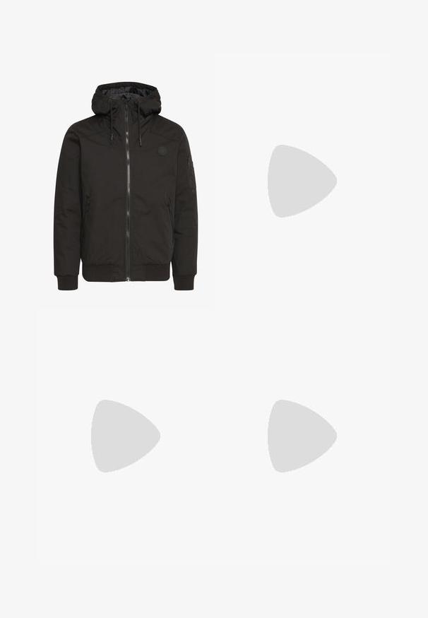 Juodas paltas su užtrauktuku priekyje, reguliuojama kapuču, gumuotomis rankovėmis ir pleistru su logotipu. Pagamintas iš lygaus, patvaraus audinio su minimalistiniu dizainu.; Šviesiai pilkos spalvos marškinėliai trumpomis rankovėmis ir apvalia iškirpte, pademonstruoti ant paprasto balto fono.; Šviesiai mėlyni džinsai su laisvu siluetu, vidutinio aukščio juosmeniu ir tiesiomis kojomis. Su penkiais kišenėmis, diržo kilpo ir mygtukų uždarymu.; Baltos slip-on sportbačiai su tekstūruota paviršiumi, storesniu padu ir minimalistišku dizainu. Šone matosi prekės ženklo logotipas.