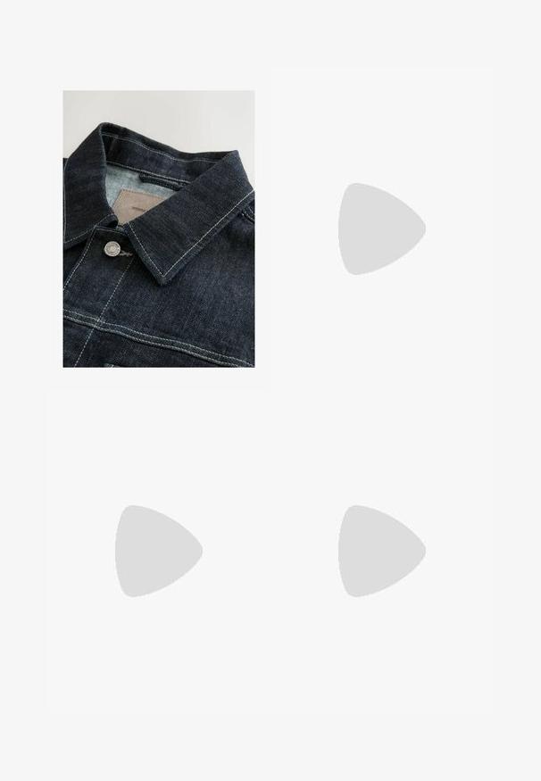 Jeanjakke i en mørkeblå farve, med spidse kraver, sølvfarvede metalknapper og kontrastsyninger på frontpanelet. Struktureret stof.; Hvid bomulds t-shirt med korte ærmer, rund halsudskæring, afslappet pasform, og ingen synlige logoer eller mønstre. Glat tekstur og minimalistisk design.; Mørkeblå denimjeans med lige snit, fem-lomme design, metalknaplukning og kontrasterende syninger, der har en subtil tekstur.; Grå og hvid sneaker med en overdel i ruskind og læder, rund tå, flade snørebånd og en gummisål med en gummifarvet detalje.
