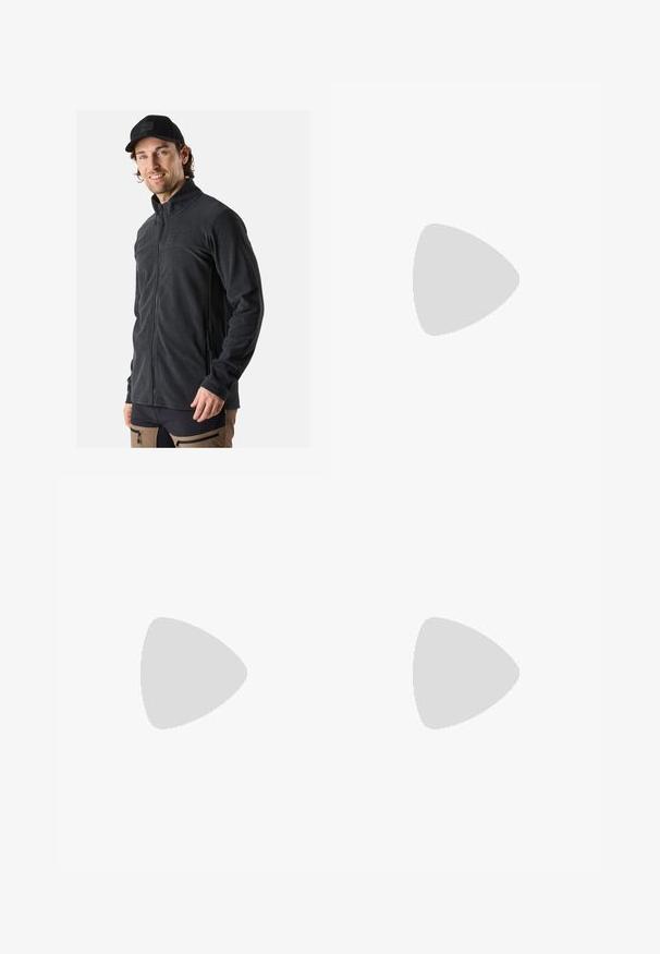 Zwarte fleece jack met een hoge kraag, volledige ritssluiting aan de voorkant en zijzakken. Zachte textuur en een getailleerd ontwerp voor comfort.; Zwart sportshirt met korte mouwen, gemaakt van vochtafvoerend, rekbaar materiaal. Heeft een ronde halslijn en een klein wit logo op de borst.; Zwarte sportbroeken met een gladde textuur, slanke pasvorm, elastische tailleband en zijzakken. Bevat een klein logo op het linkerdij.; Zwarte en grijze sportschoen met een bovenwerk van mesh, reflecterende accenten en een witte tussenzool. Beschikt over een gestructureerde rubberen zool en veters.