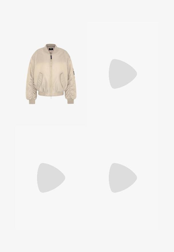 Beige bomberjakke med lynlås, ribbede manchetter og kant, samt to sidelommer. Glat stof med en let polstret tekstur.; Hvid fitted top lavet af ribbet stof med cap sleeves og samlede detaljer i siderne for tekstur og form.; Vide benbukser i et tekstureret, cremefarvet stof. Designet har et vaffelmønster med høj talje og fuld længde ben.; Beige ruskinds højhælede sandaler med en bred foranrem og ankelrem, der har en kraftig træblokhæls struktur.
