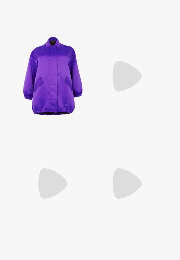 Veste en satin violet avec un col montant, des poignets élastiques et deux poches latérales en biais. Présente une coupe ample et décontractée ainsi qu'une texture lisse.; T-shirt de sport blanc à manches courtes avec un design à trois rayures noires sur les épaules, texture lisse et un petit logo adidas noir sur la poitrine.; Pantalons évasés rose clair avec une taille haute, dotés d'une texture lisse et d'une fente en bas. Fabriqués en tissu extensible et ajusté.; Baskets blanches chunky en maille texturée et matériaux synthétiques, avec une semelle épaisse et des détails en motif complexes sur les côtés.