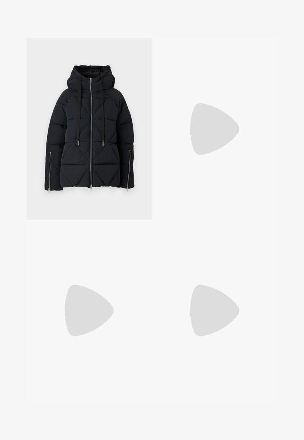 Zwarte puffer jas met een ruitjespatroon, een capuchon, verstelbare koordjes en twee voorzakken met rits. Zilveren ritsen accentueren het ontwerp.; Zwarte korte mouwen t-shirt gemaakt van katoen. Kenmerkt zich door een ronde hals, een losse pasvorm en een schone zoom zonder zichtbare patronen of hardware.; Zwarte leren wijde broek met een rits aan de voorkant, knoopsluiting en een gladde, glanzende textuur met minimale naden.; Zwarte leren puntige pump met een enkelbandje en een chunky hak. Vlakke textuur, strakke vormgeving en minimalistische esthetiek.