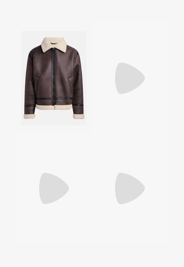 Chaqueta de cuero marrón con cuello y puños de borrego, que presenta un cierre frontal y bolsillos laterales. Superficie texturizada con acentos de cuero en contraste.; Camiseta de mezcla de algodón gris con logo negro de Nike; presenta una pequeña etiqueta de Nike en el dobladillo lateral; diseño simple, mangas cortas.; Pantalones cargo beige de un material de algodón ligero. Presenta puños elásticos, múltiples bolsillos laterales y un cierre de botón.; Zapatillas de cuero blanco con perforaciones, punta redonda, suela plana y cordones gruesos, con un logo de swoosh visible y "AIR" en el talón.